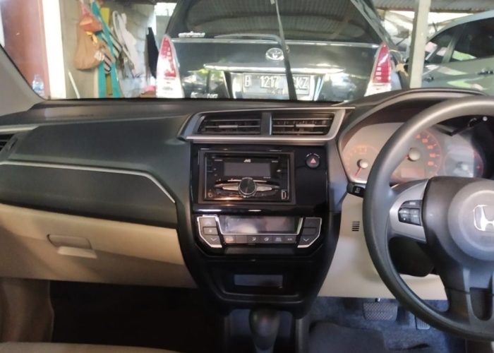 Honda Brio kuta rent cars 5